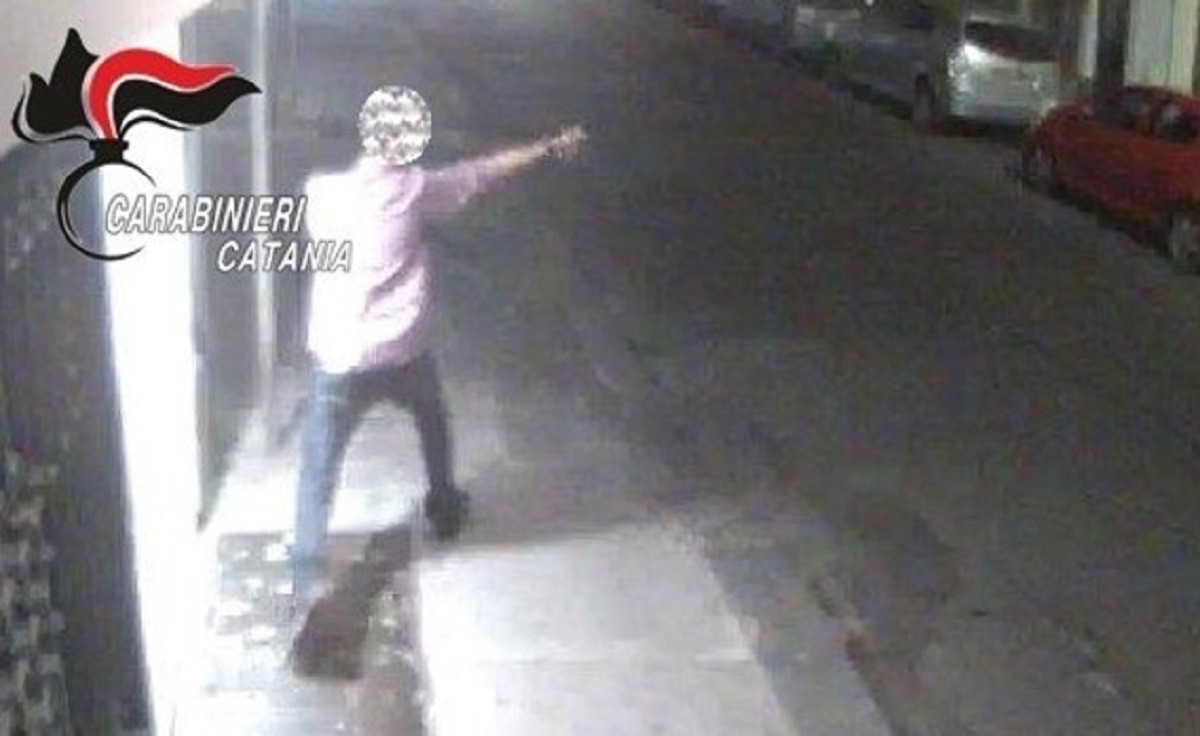 VIDEO | Paura nella notte, tenta di fare esplodere bancomat nel Catanese: denunciato