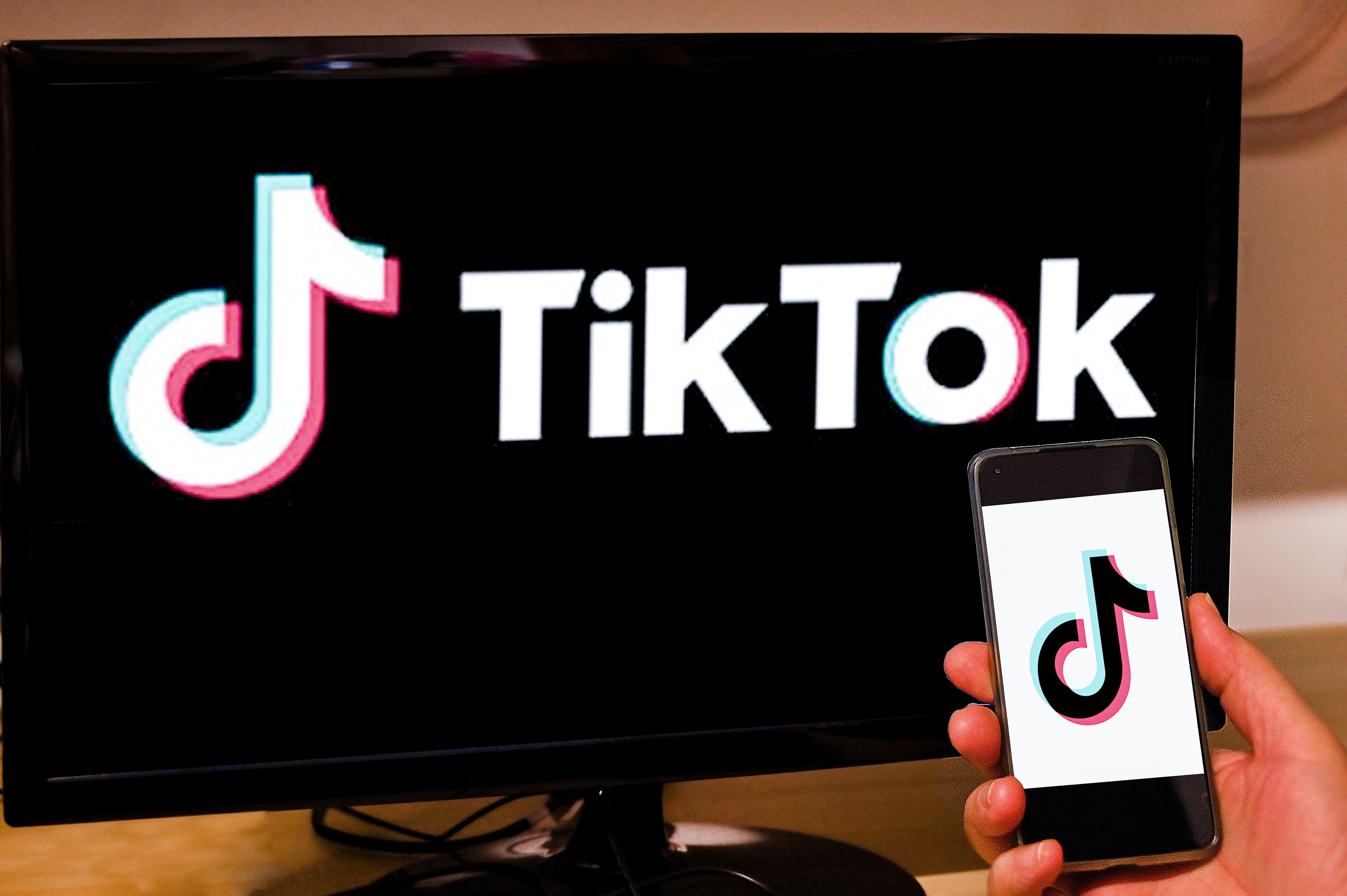 Tiktoker entra a scuola e gira un video tra le classi: denunciato