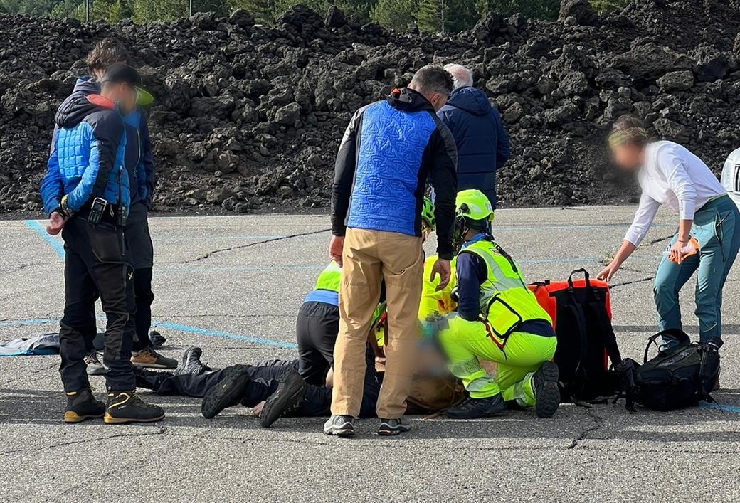 Tragedia sull’Etna, malore fatale a quota 2800 metri: morto un turista