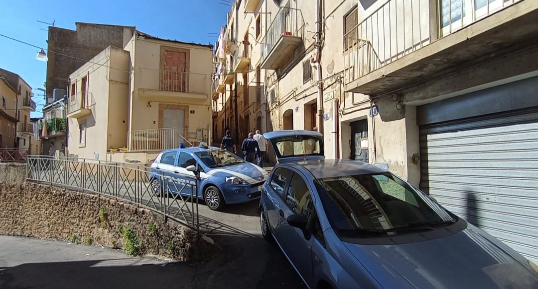 Shock nel Catanese, 50enne ritrovato senza vita in casa: indagini in corso