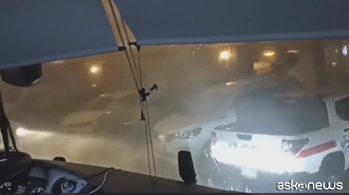 VIDEO | L’uragano Otis, forti piogge e venti travolgono Acapulco