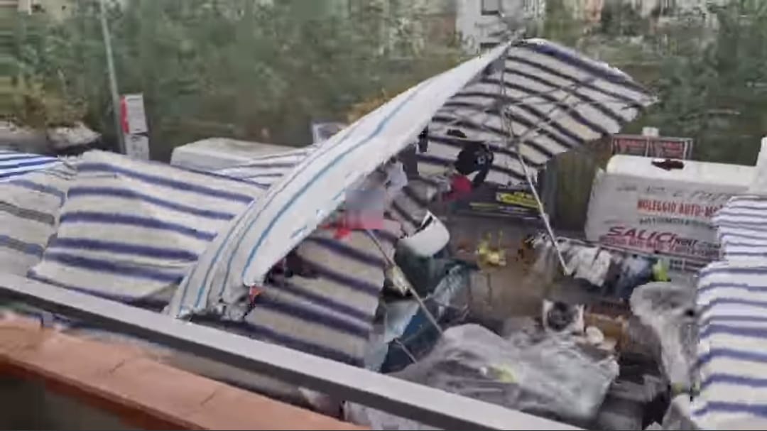 VIDEO | Raffiche di vento ad oltre 80 km/h smantellano bancarelle a Capo d’Orlando