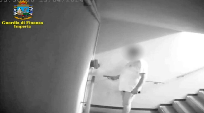 Timbrò il cartellino per anni in mutande e fu licenziato: vigile ottiene reintegro e maxi risarcimento