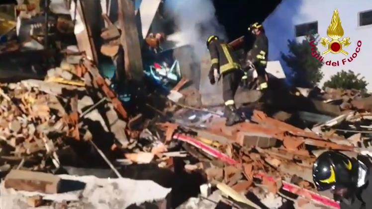Bombola gpl salta per aria, palazzina di due piani crolla: due morti