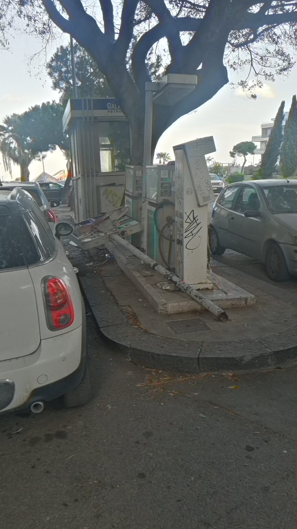 Catania, stazione di servizio in piazza Galatea: “Va rimossa o recuperata”