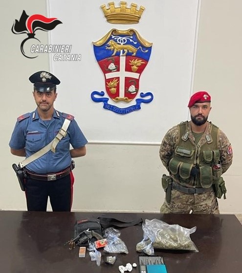 Da Ragusa a casa dei parenti con armi e droga: arrestato 28enne a Biancavilla