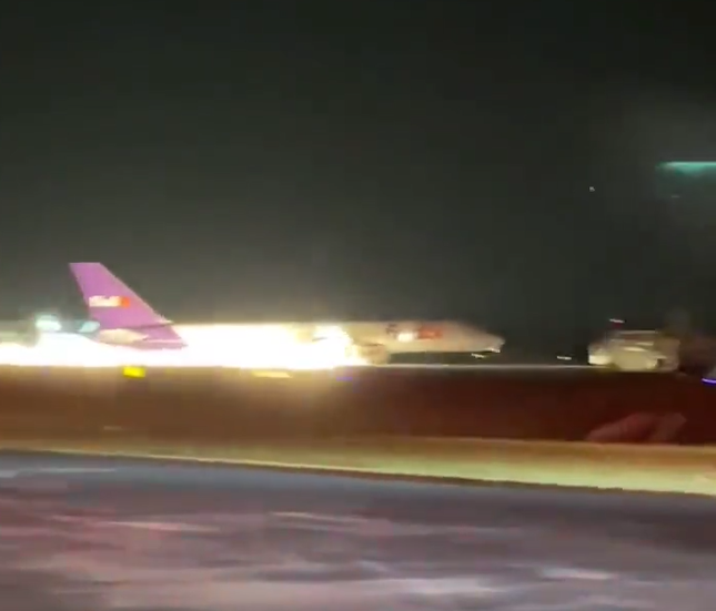 VIDEO | Terrore sulla pista di un aeroporto, cargo atterra senza carrello
