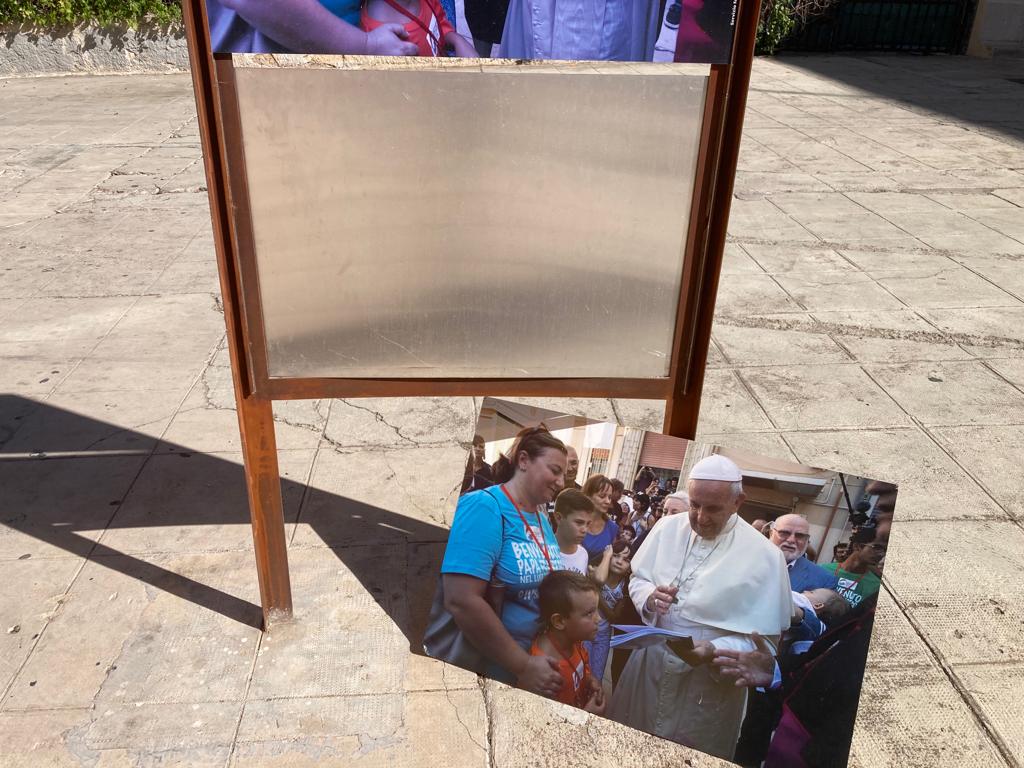 Vandali in azione in piazzetta Beato Puglisi a Palermo, divelta foto Papa Francesco