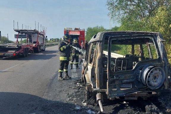 Auto in fiamme e fumo nero sulla A29 Palermo Mazara: lunghe code all’ingresso della città