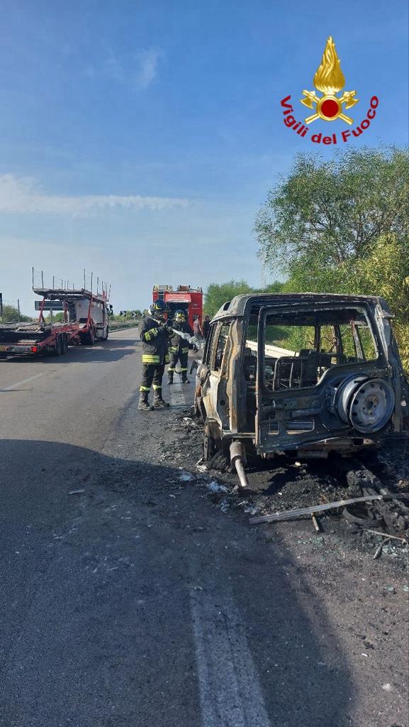 FOTO | Paura lungo l’A29 in direzione Palermo, auto in fiamme