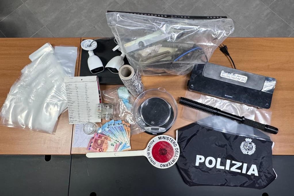 Marito e moglie beccati con la droga, cane aggredisce agenti durante perquisizione: caos nel Siracusano