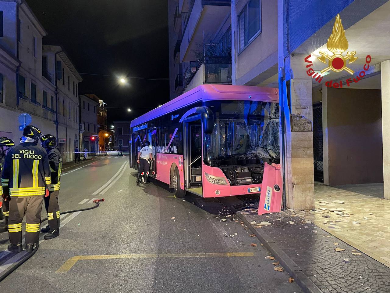 Bus elettrico contro palazzo a Mestre: ferito l’autista, contusi 14 passeggeri