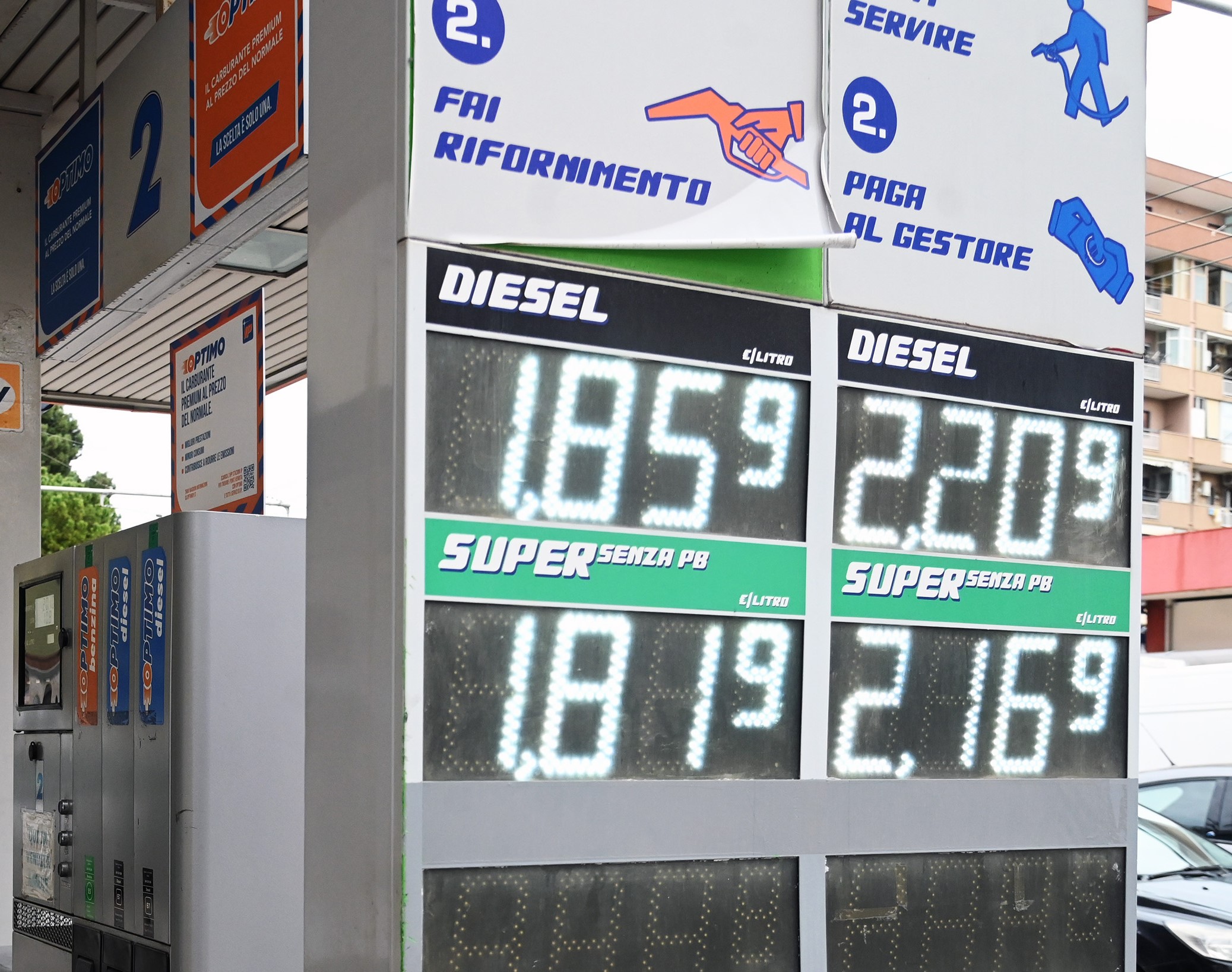 Carburanti, scendono ancora prezzi alla pompa: ecco le medie nazionali