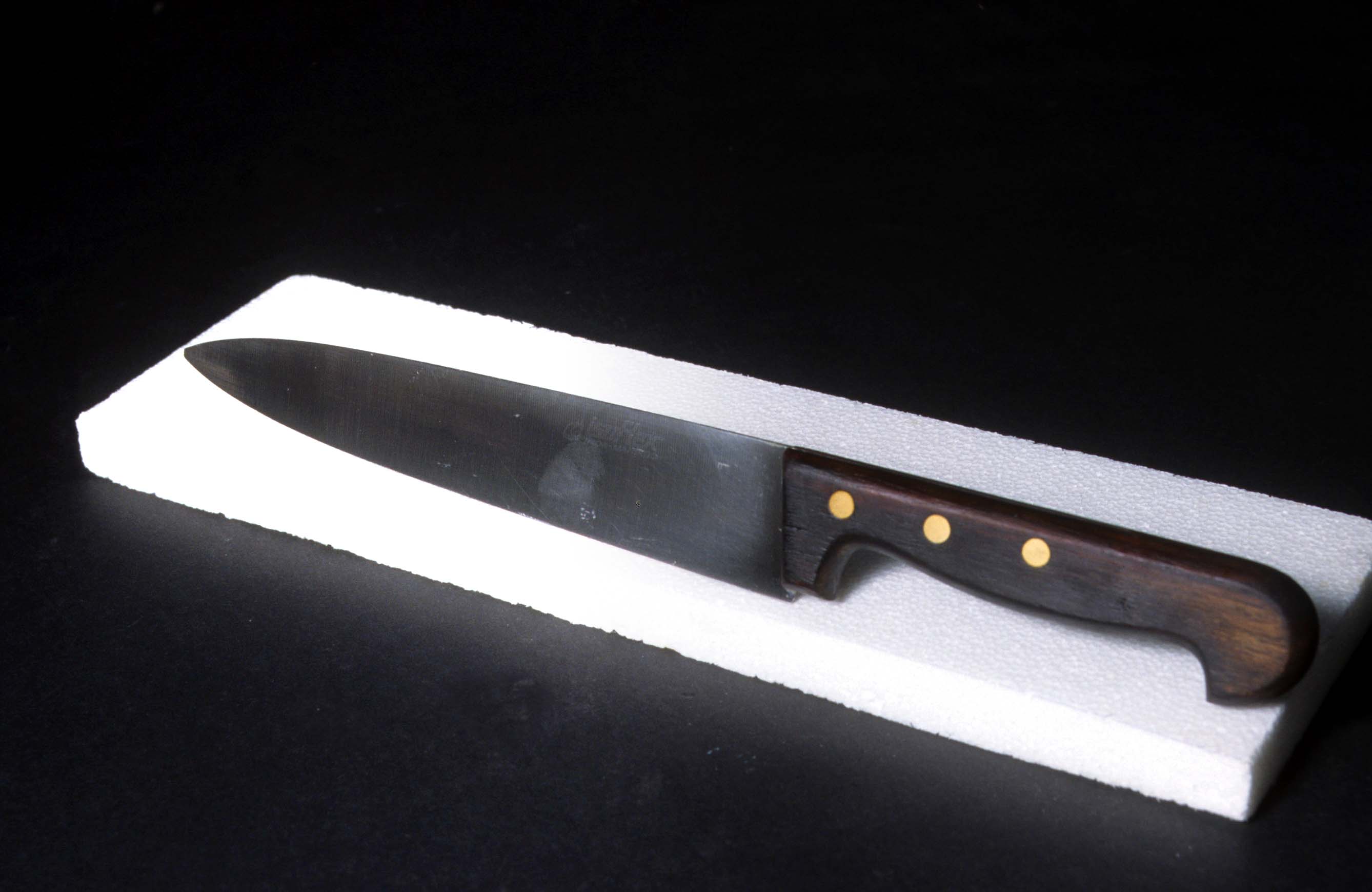 Terrore in un liceo, uomo attacca insegnante con un coltello e lo uccide