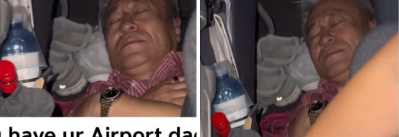 VIDEO | I posti in economy sono tutti occupati, lui dorme nel corridoio dell’aereo: “Nessun problema”