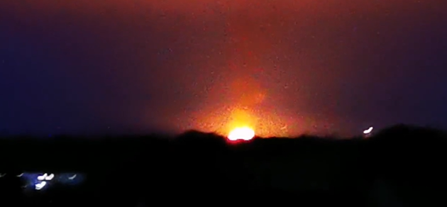 VIDEO | Fulmine su serbatoio biogas: enorme palla di fuoco nel cielo