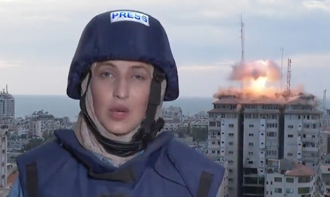 VIDEO | Giornalista in collegamento da Gaza, un missile cade e esplode alle sue spalle