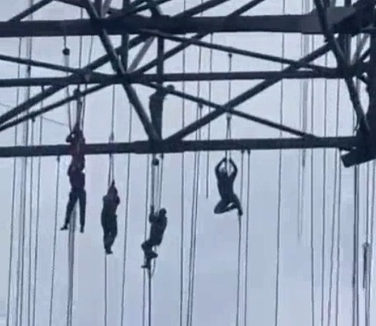 Crolla l’impalcatura e gli operai restano sospesi a 150 metri dal suolo