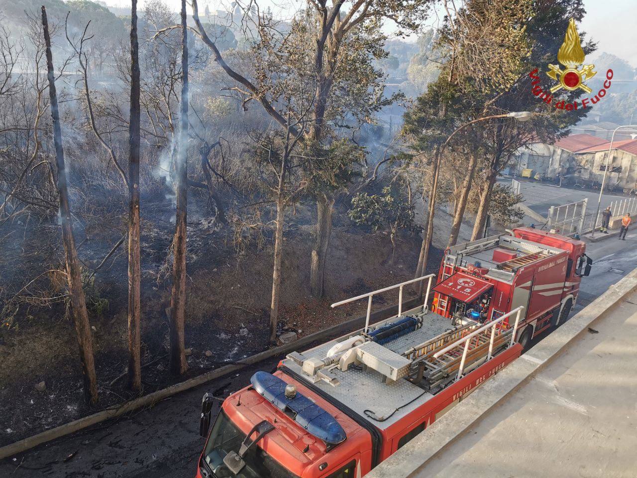 VIDEO E FOTO | Incendi devastano colline nel Messinese, chiuso tratto autostrada e studenti a casa