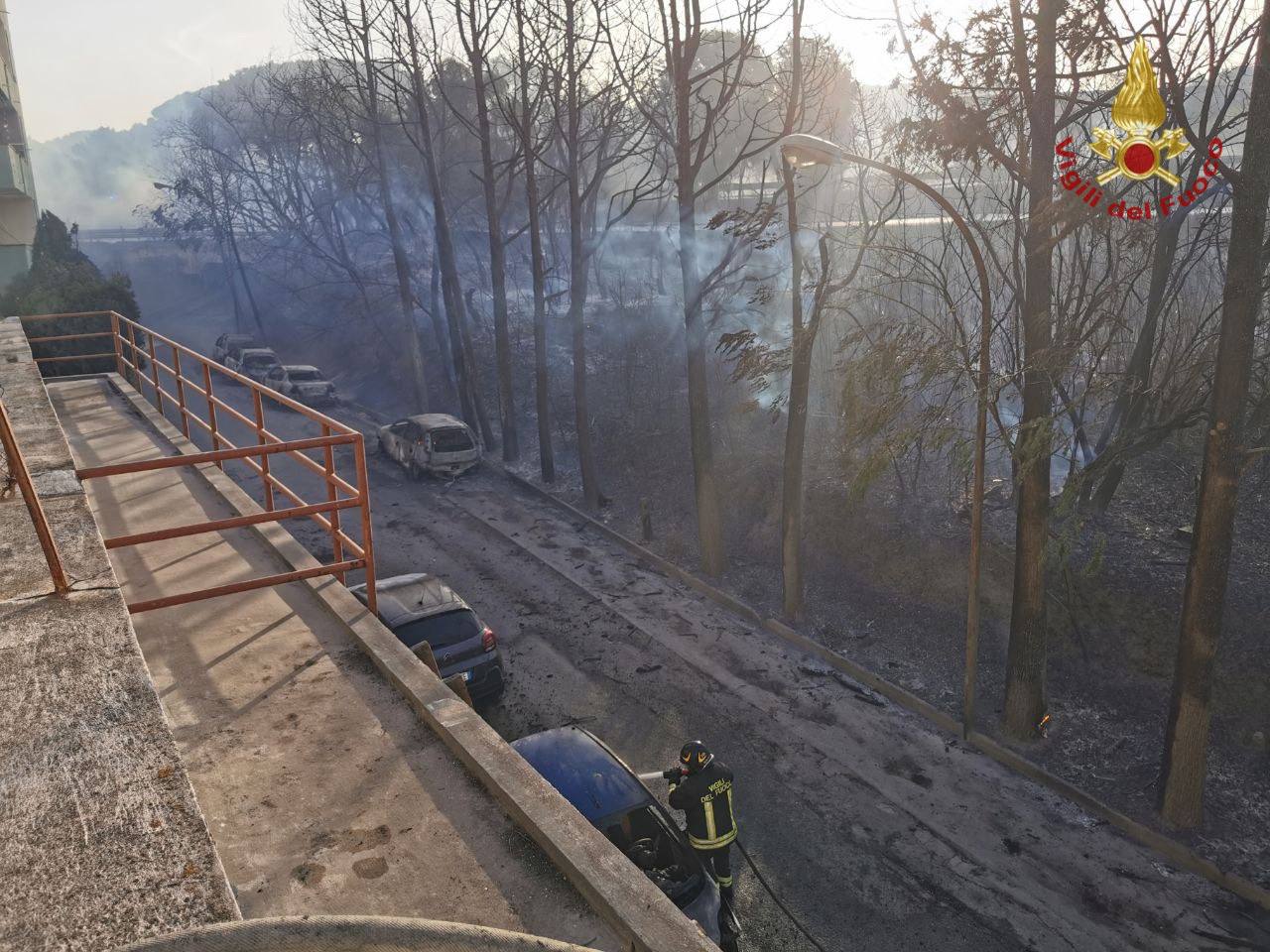 VIDEO E FOTO | Incendi devastano colline nel Messinese, chiuso tratto autostrada e studenti a casa