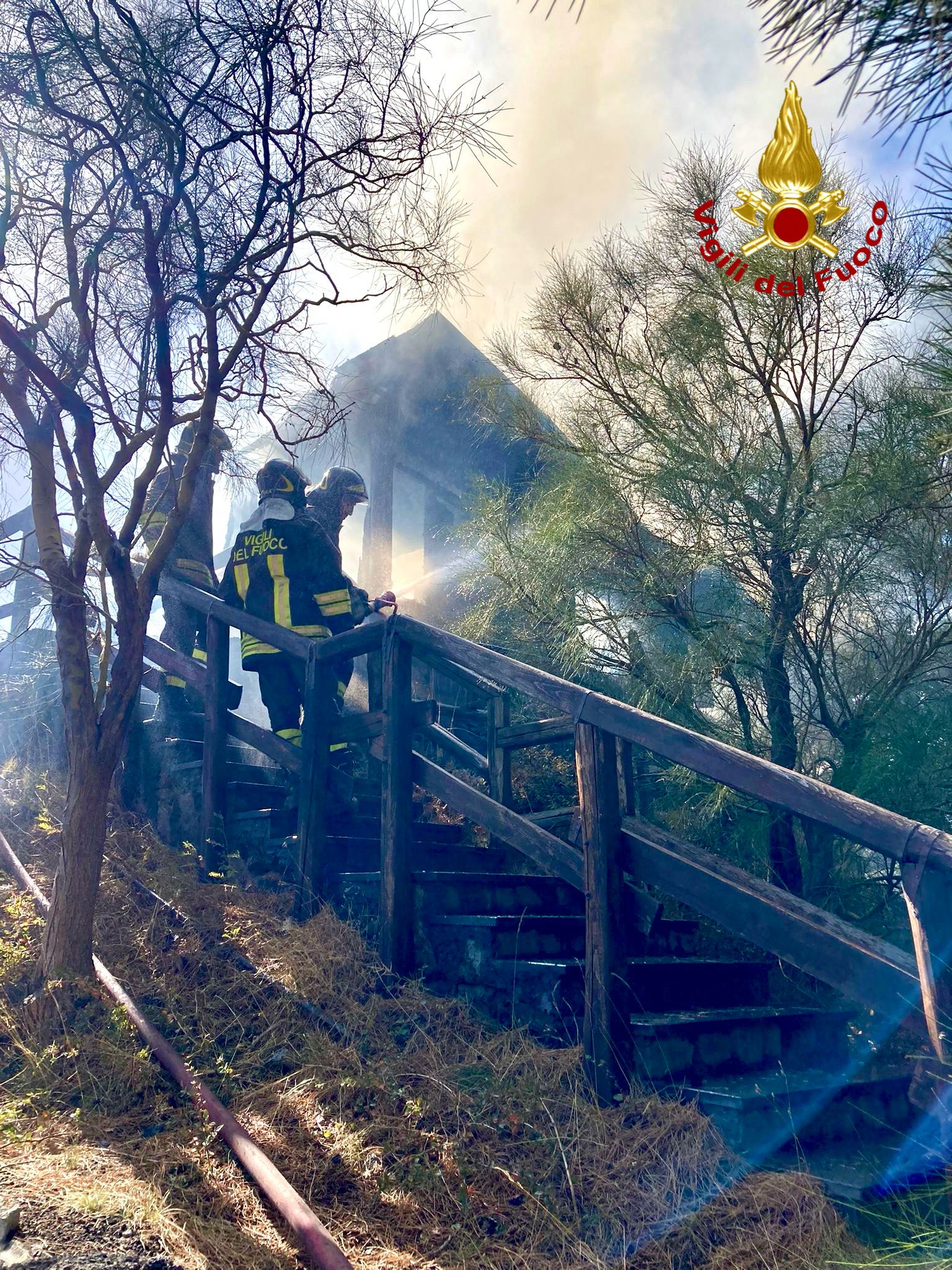 Incendi, a Catania in fiamme due chalet sull’Etna: vigili del fuoco a lavoro