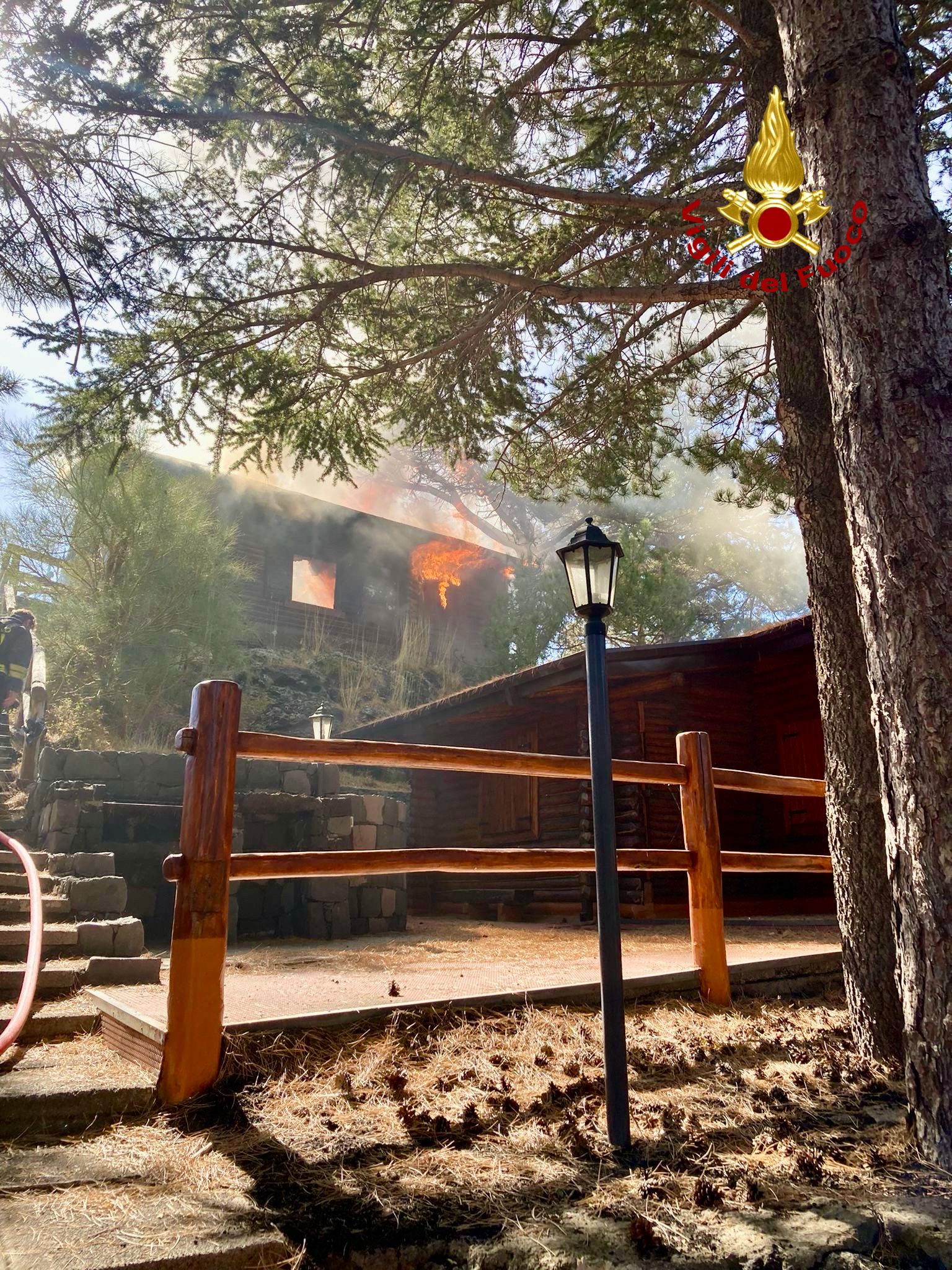 Incendi, a Catania in fiamme due chalet sull’Etna: vigili del fuoco a lavoro