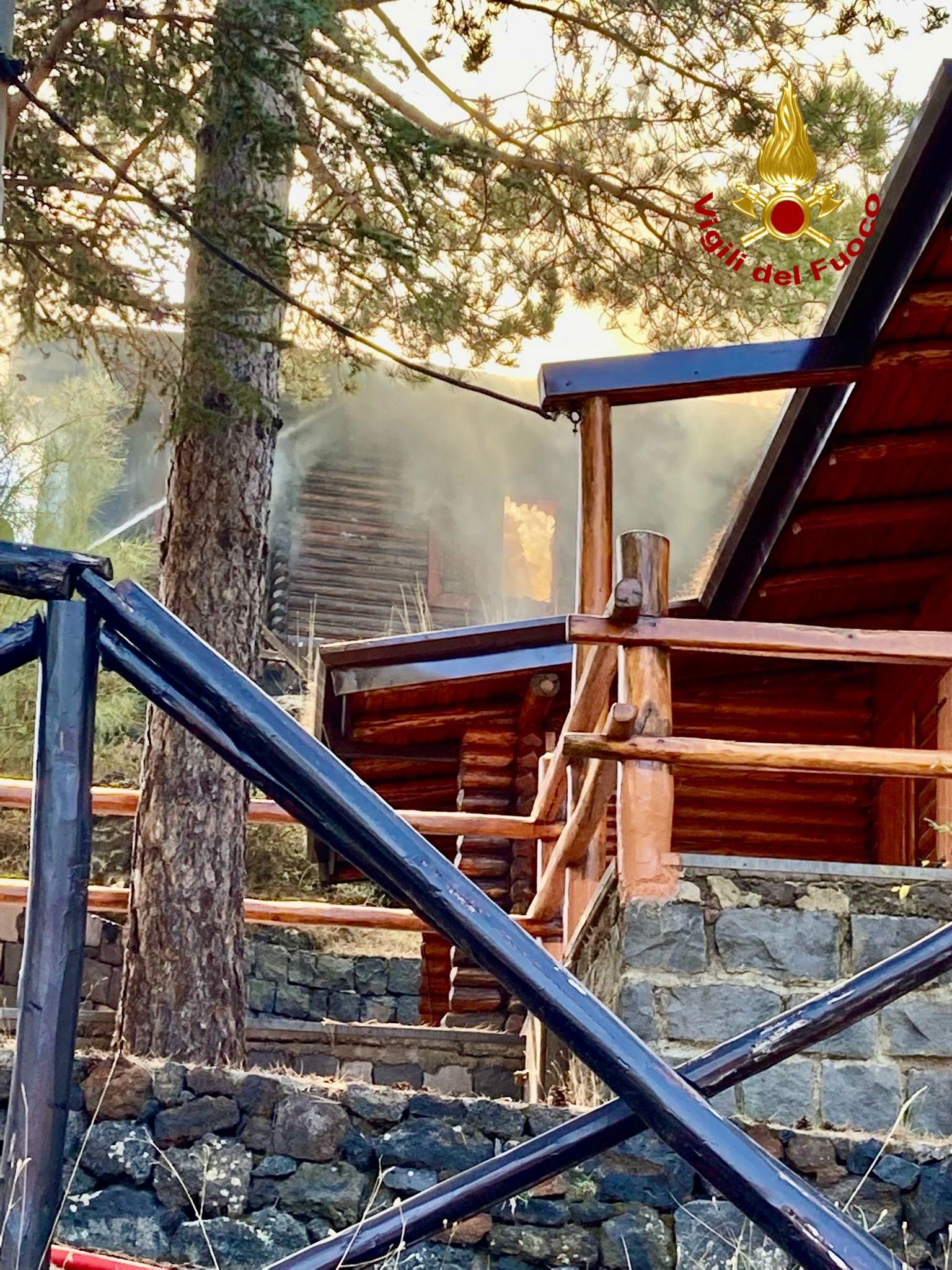 Incendi, a Catania in fiamme due chalet sull’Etna: vigili del fuoco a lavoro