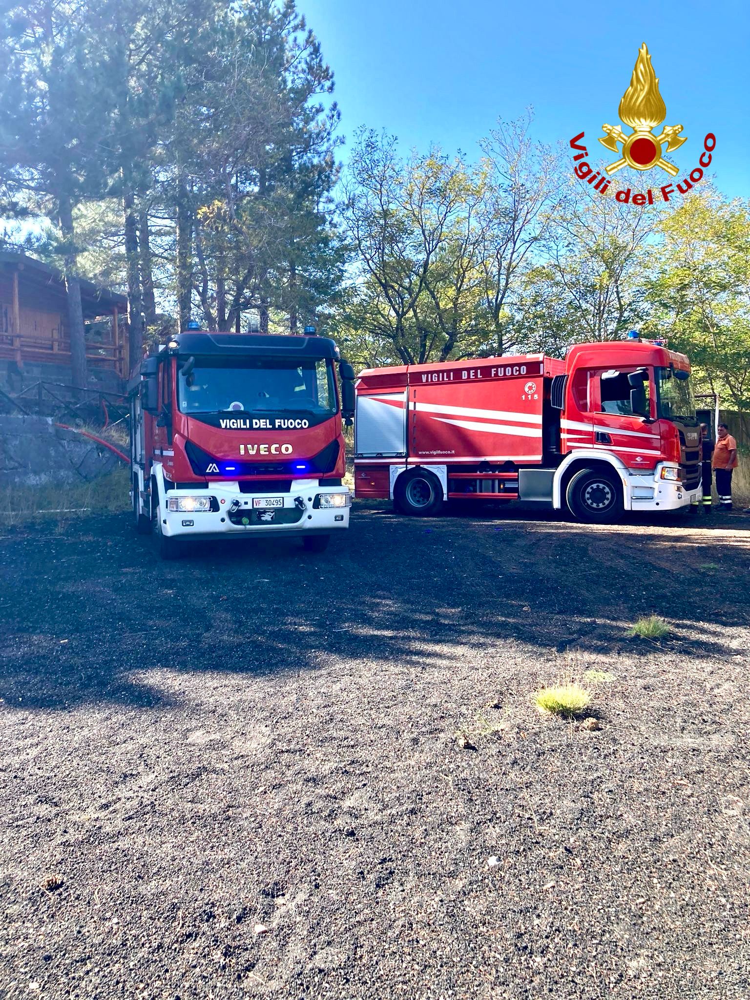 Incendi, a Catania in fiamme due chalet sull’Etna: vigili del fuoco a lavoro
