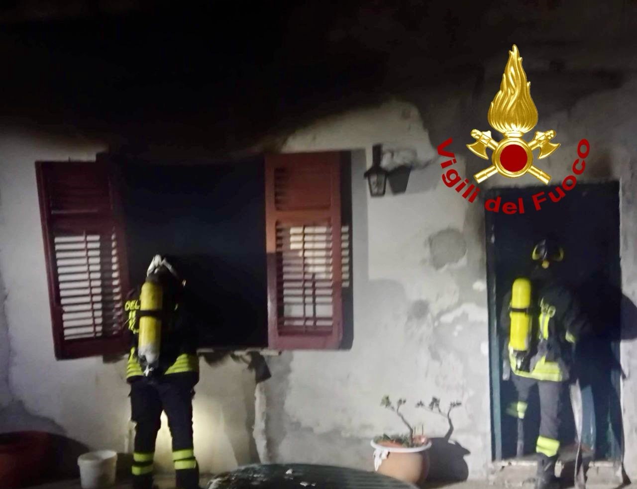 Incendio in un casolare abbandonato nel Palermitano, spento il rogo