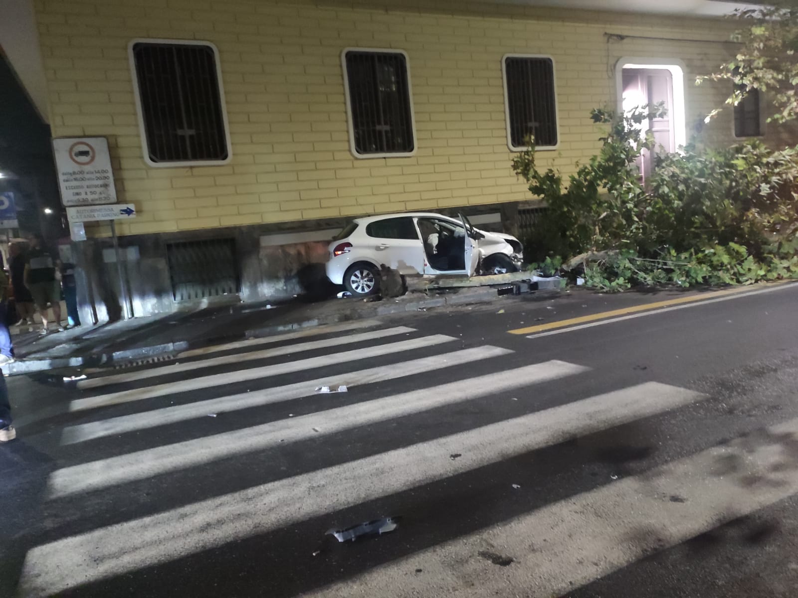 Catania, tremendo incidente: auto distrutte, albero abbattuto