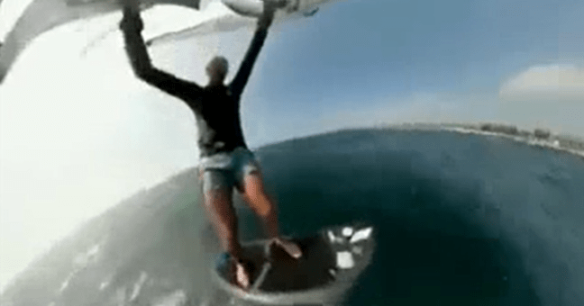 VIDEO | Incredibile scontro tra un kitesurfer ed una balena in acqua