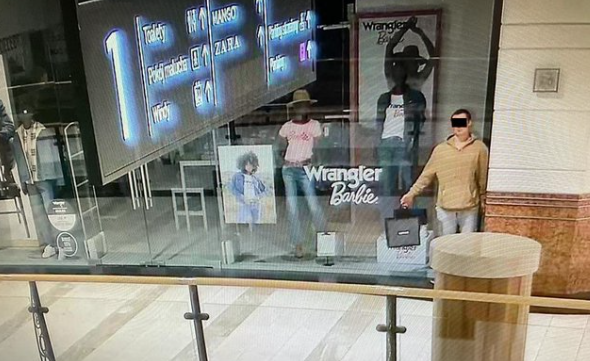 Si finge manichino per svaligiare un negozio, ripreso da telecamere e arrestato