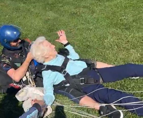 A 104 anni si lancia con il paracadute, il record di nonna Dorothy