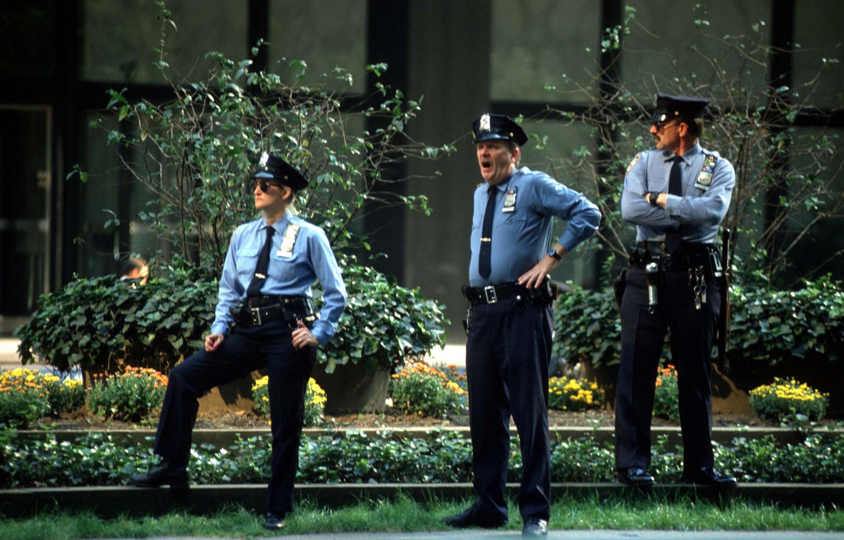 I freni non funzionano, l’auto elettrica è incontrollabile: 54enne “salvato” dalla polizia