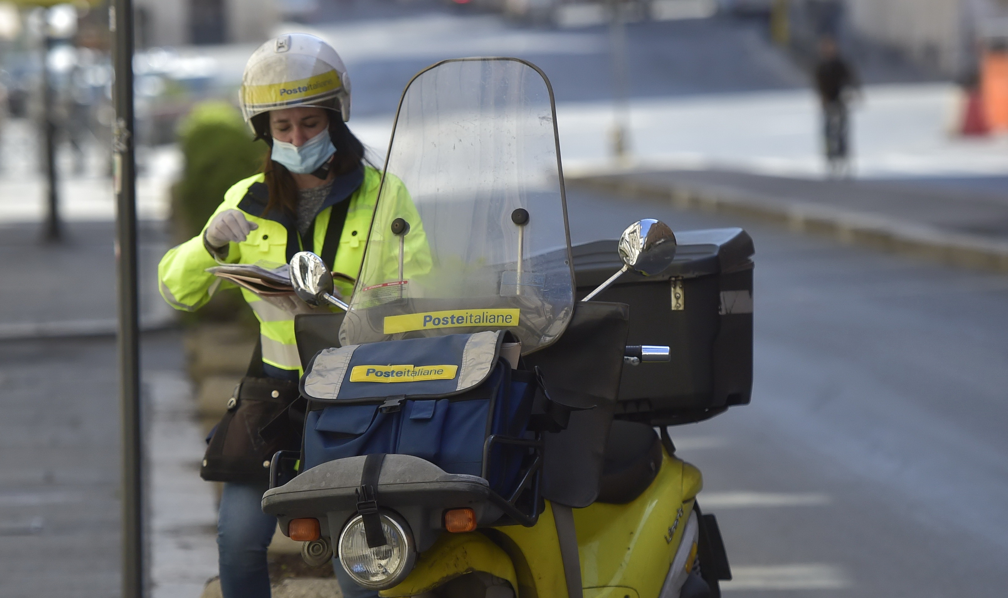 Lavoro, Poste assume portalettere in tutta Italia: ecco come candidarsi