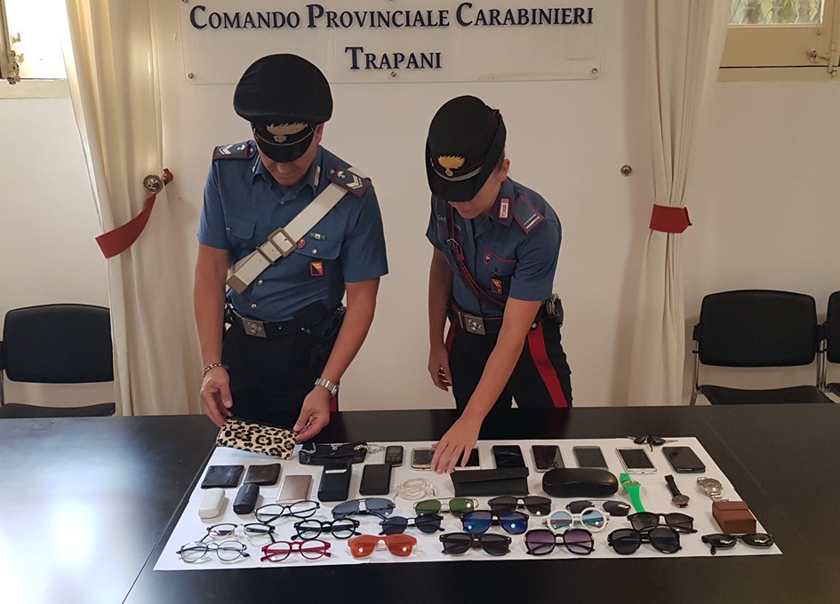 Ruba carta di credito a donna e si mette a fare acquisti, 28enne fermato dai carabinieri