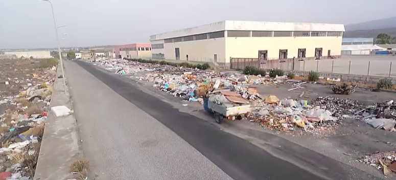 VIDEO | Getta rifiuti in strada a Belpasso, beccato da telecamere. Il sindaco: “Filmiamo gli zozzoni”