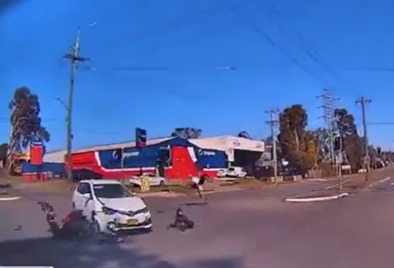 VIDEO | Violento impatto all’incrocio, scooter si scontra con auto e si disintegra