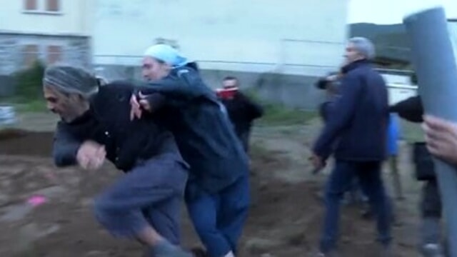 VIDEO | Suora “placca” ambientalista durante protesta in cantiere