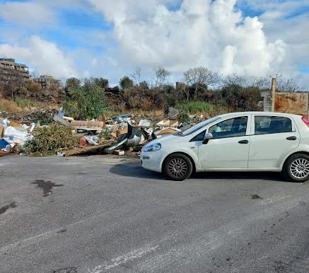 Catania, rifiuti in strada, auto sequestrate Catania, rifiuti in strada, auto sequestrate