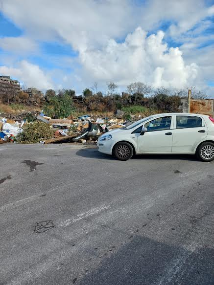 Catania, rifiuti in strada, auto sequestrate
