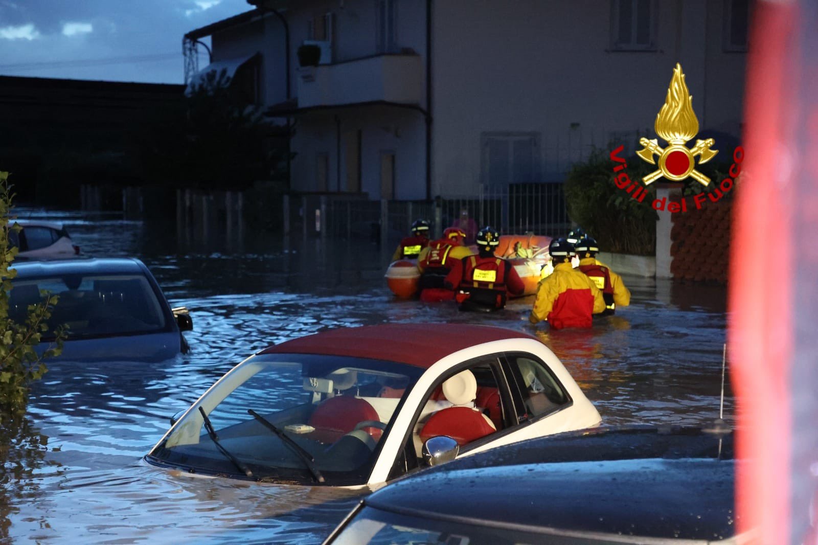 VIDEO | Maltempo in Toscana, l’acqua porta via le auto: le impressionanti immagini