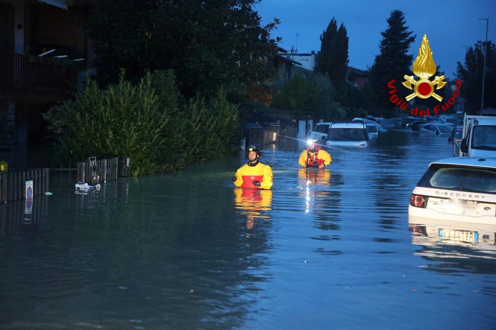 VIDEO | Maltempo in Toscana, l’acqua porta via le auto: le impressionanti immagini