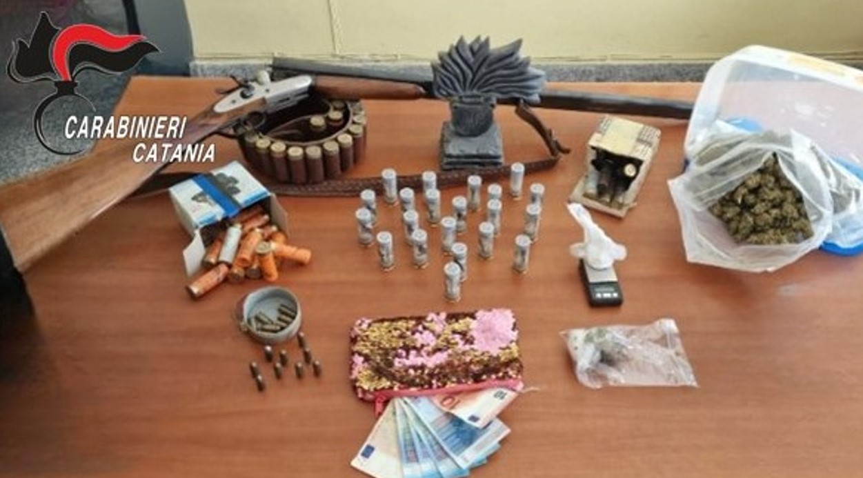 Droga, armi e… post sui social: foto “incastrano” famiglia nel Catanese