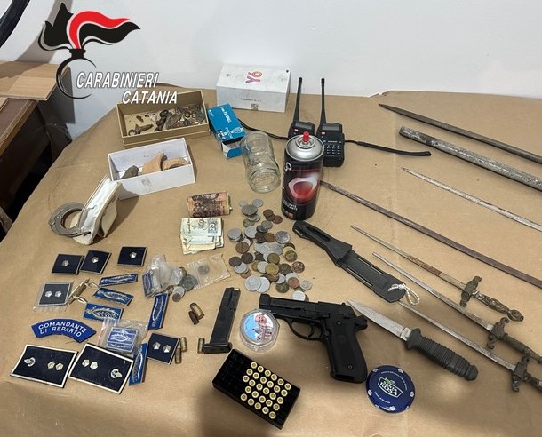 Dalla balestra alla sciabola, trovato arsenale a casa di 19enne nel Catanese: denunciato con amico Dalla balestra alla sciabola, trovato arsenale a casa di 19enne nel Catanese: denunciato con amico