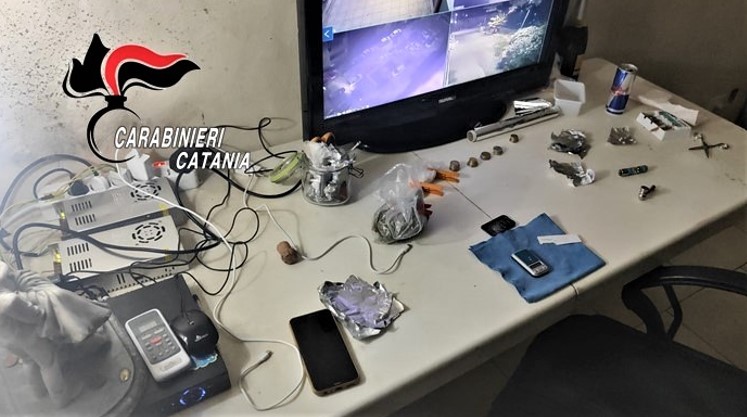 Palazzina trasformata in piazza di spaccio con videosorveglianza inclusa: 2 arresti a Librino Palazzina trasformata in piazza di spaccio con videosorveglianza inclusa: 2 arresti a Librino