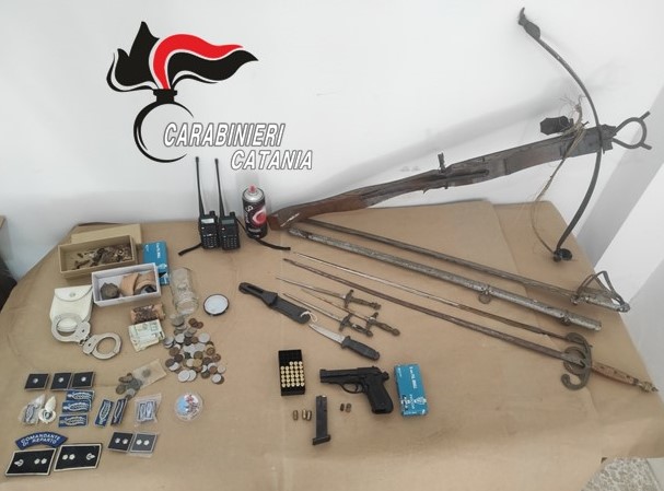 Dalla balestra alla sciabola, trovato arsenale a casa di 19enne nel Catanese: denunciato con amico