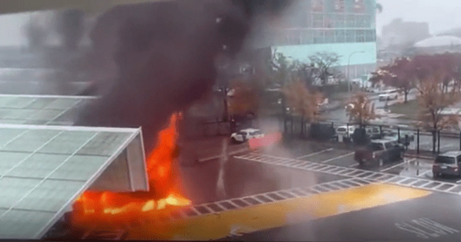 VIDEO | Drammatica esplosione, auto salta in aria: morte due persone