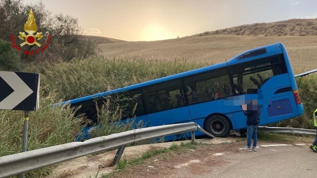 Autobus finisce fuori strada, tragedia sfiorata: 28 feriti