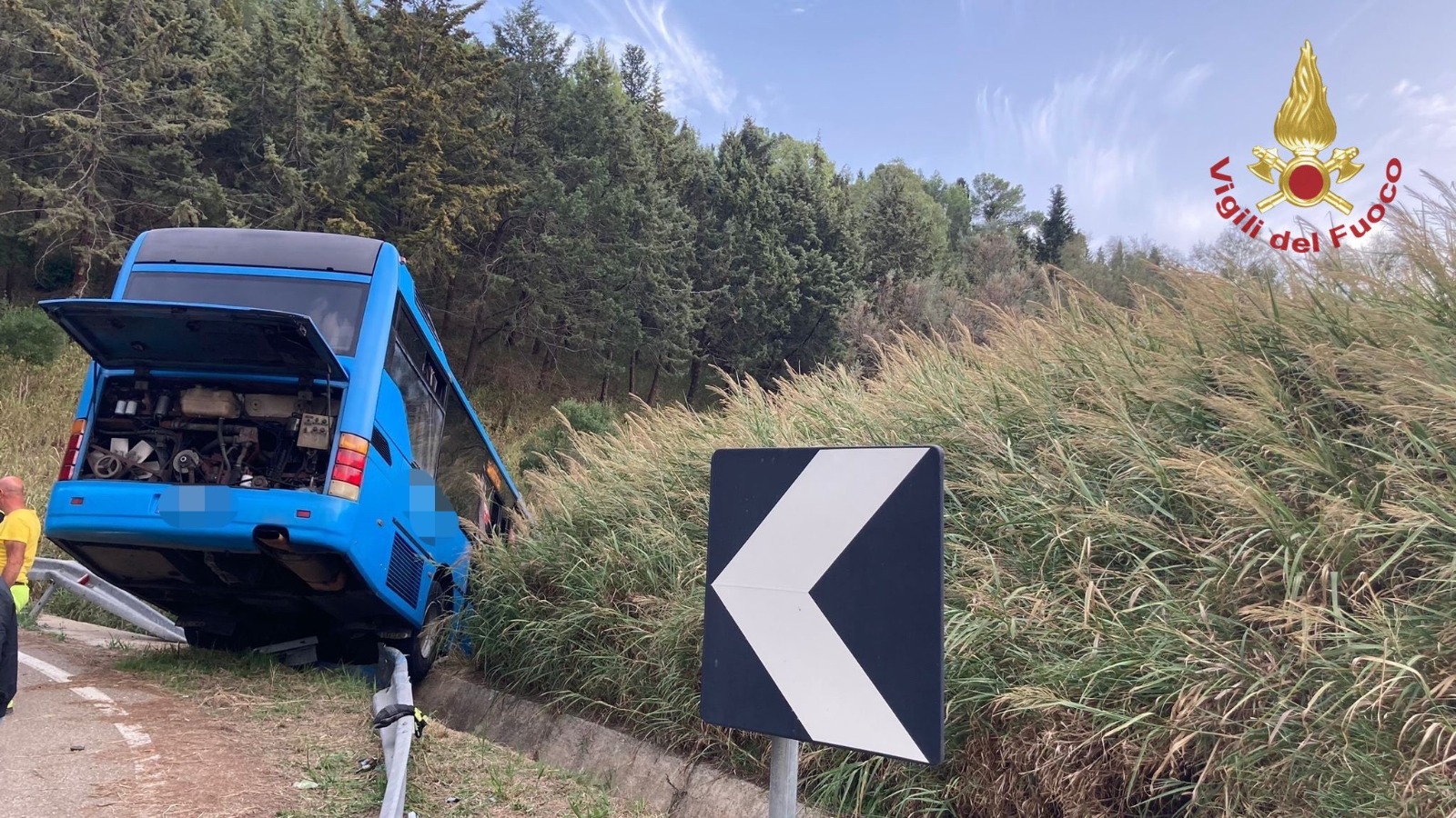 Autobus finisce fuori strada, tragedia sfiorata: 28 feriti